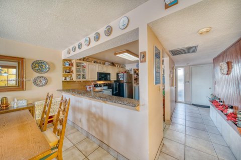 Touwnhouse à vendre à Miami, Floride: 2 chambres, 135.45 m2 № 1970659 - photo 11