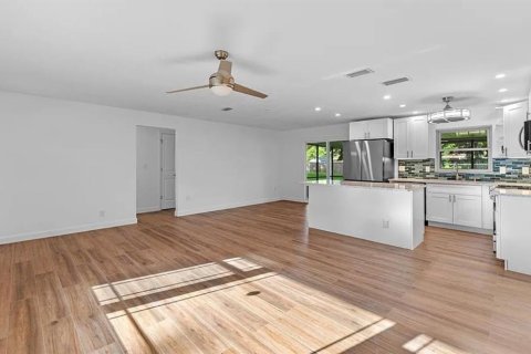 House in Port Orange, Florida 3 bedrooms, 115.38 sq.m. № 1915147 - photo 4