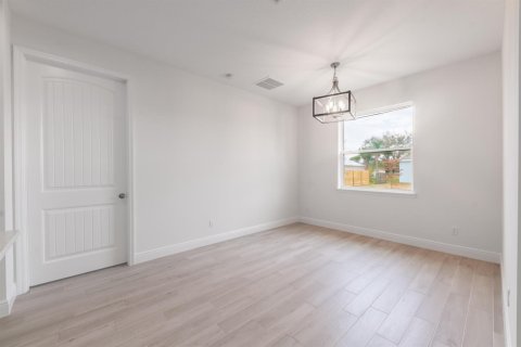 House in St. Lucie, Florida 4 bedrooms, 164.9 sq.m. № 2083550 - photo 10