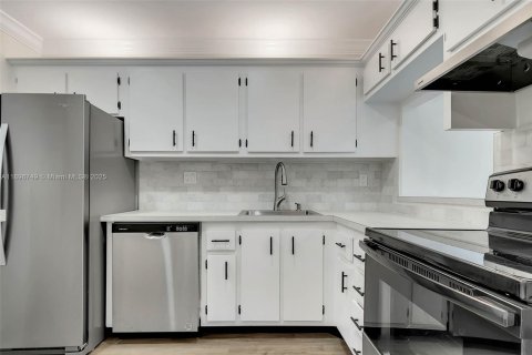 Снять в аренду кондоминиум в Майами, Флорида 1 спальня, 65.96м2, № 1947815 - фото 1