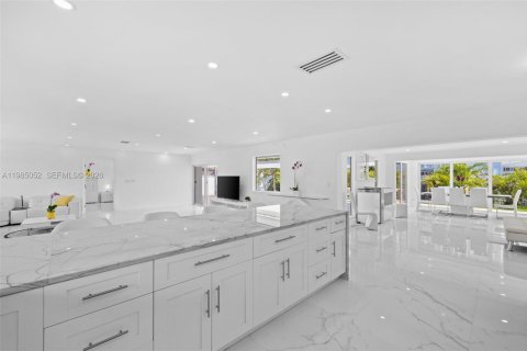 House in Fort Lauderdale, Florida 3 bedrooms, 216.93 sq.m. № 2046813 - photo 7
