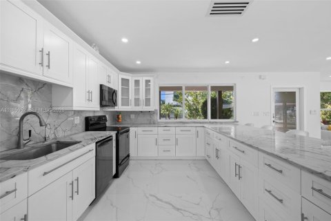 House in Fort Lauderdale, Florida 3 bedrooms, 216.93 sq.m. № 2046813 - photo 5