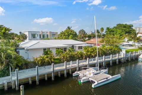 House in Fort Lauderdale, Florida 3 bedrooms, 216.93 sq.m. № 2046813