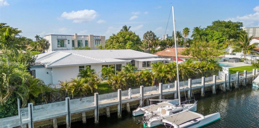 House in Fort Lauderdale, Florida 3 bedrooms, 216.93 sq.m. № 2046813