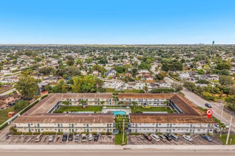 Condominio en venta en Pembroke Pines, Florida, 2 dormitorios, 62.24 m2 № 2250415 - foto 27