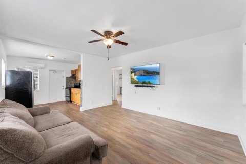 Condominio en venta en Pembroke Pines, Florida, 2 dormitorios, 62.24 m2 № 2250415 - foto 3