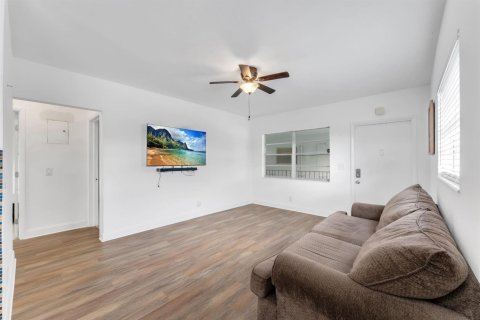 Condominio en venta en Pembroke Pines, Florida, 2 dormitorios, 62.24 m2 № 2250415 - foto 6