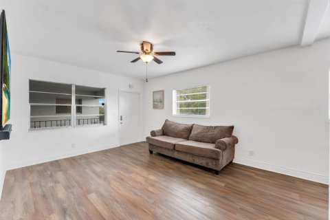 Condominio en venta en Pembroke Pines, Florida, 2 dormitorios, 62.24 m2 № 2250415 - foto 5