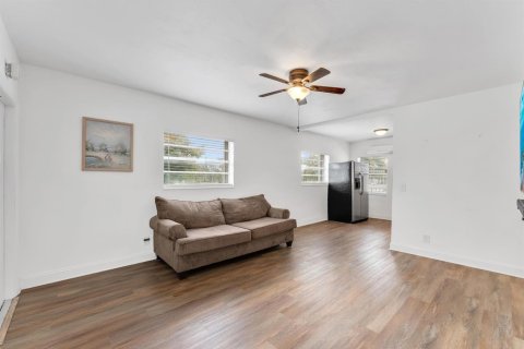Condominio en venta en Pembroke Pines, Florida, 2 dormitorios, 62.24 m2 № 2250415 - foto 4