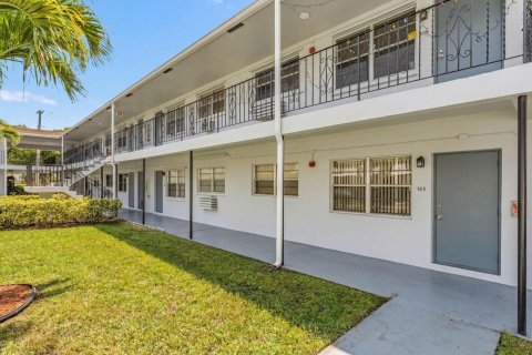 Condominio en venta en Pembroke Pines, Florida, 2 dormitorios, 62.24 m2 № 2250415 - foto 17