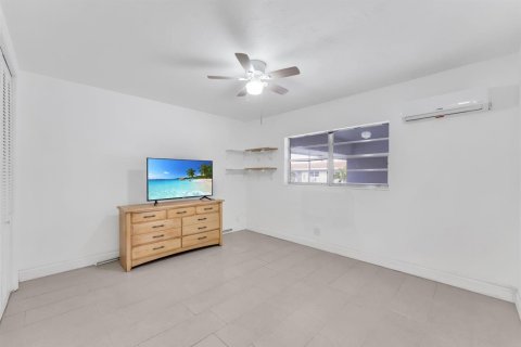 Condominio en venta en Pembroke Pines, Florida, 2 dormitorios, 62.24 m2 № 2250415 - foto 10
