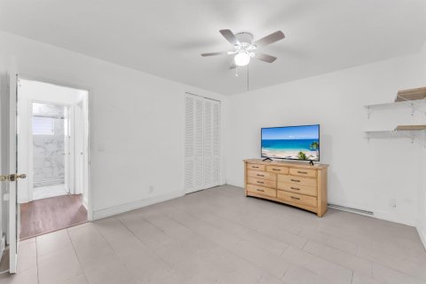 Condominio en venta en Pembroke Pines, Florida, 2 dormitorios, 62.24 m2 № 2250415 - foto 11