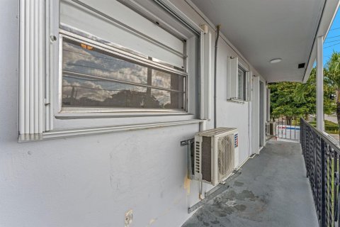 Condominio en venta en Pembroke Pines, Florida, 2 dormitorios, 62.24 m2 № 2250415 - foto 9