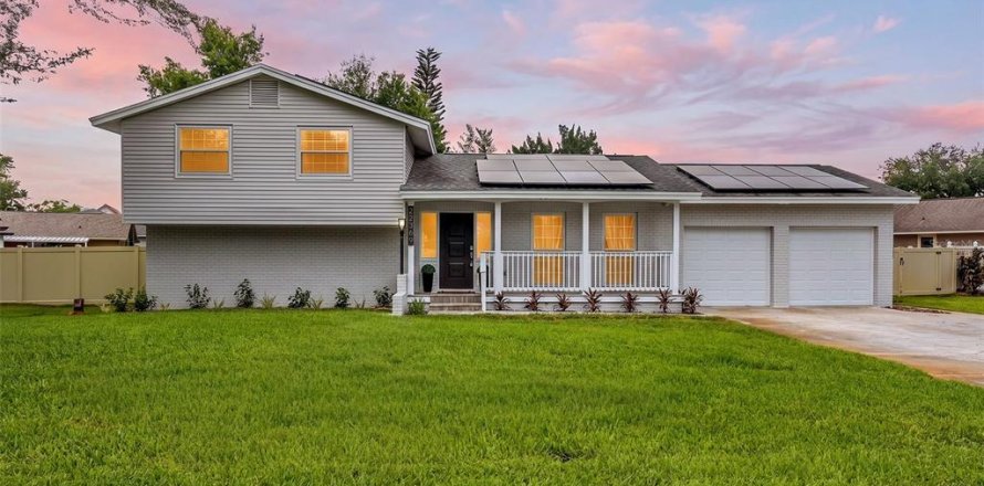 House in Land O' Lakes, Florida 4 bedrooms, 214.6 sq.m. № 2220793