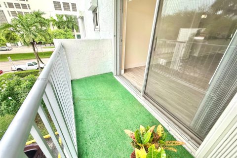 Condo in Miami, Florida, 2 bedrooms  № 1941431 - photo 13