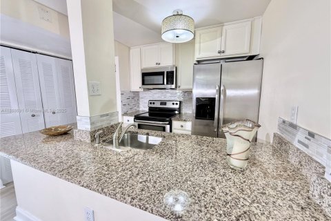 Condo in Miami, Florida, 2 bedrooms  № 1941431 - photo 20