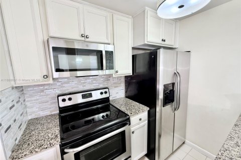 Condo in Miami, Florida, 2 bedrooms  № 1941431 - photo 23