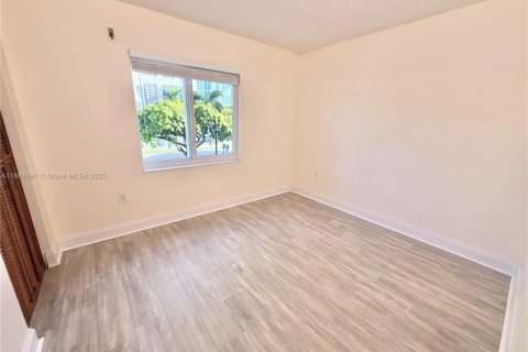 Condo in Miami, Florida, 2 bedrooms  № 1941431 - photo 27