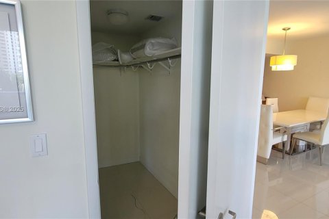 Condo in Miami, Florida, 2 bedrooms  № 1887481 - photo 20