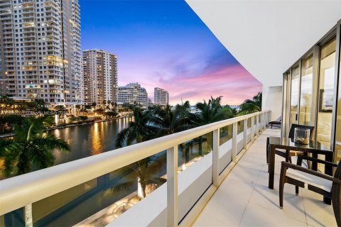 Condo in Miami, Florida, 2 bedrooms  № 1887481 - photo 2