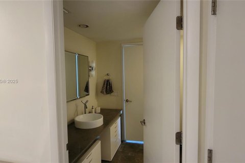 Condo in Miami, Florida, 2 bedrooms  № 1887481 - photo 16
