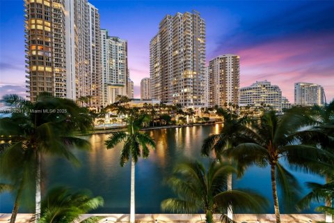 Condo in Miami, Florida, 2 bedrooms  № 1887481 - photo 1