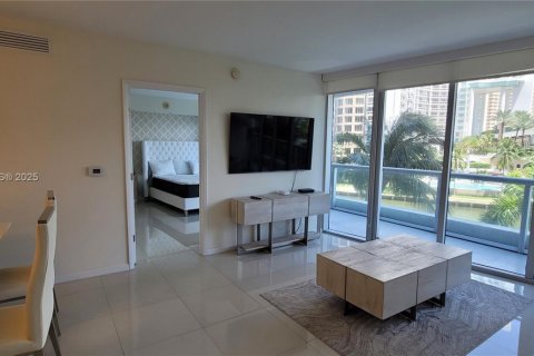 Condo in Miami, Florida, 2 bedrooms  № 1887481 - photo 11
