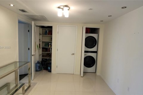 Condo in Miami, Florida, 2 bedrooms  № 1887481 - photo 24