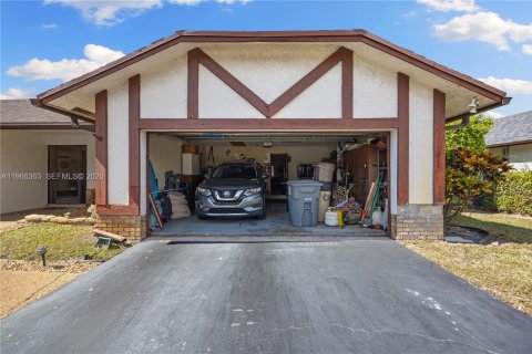 House in Boca Raton, Florida 4 bedrooms, 230.86 sq.m. № 2027985 - photo 3