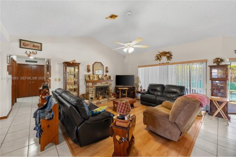 House in Boca Raton, Florida 4 bedrooms, 230.86 sq.m. № 2027985 - photo 9