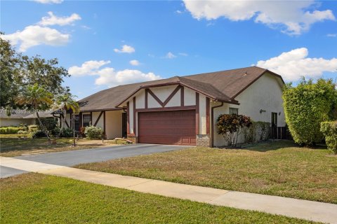 House in Boca Raton, Florida 4 bedrooms, 230.86 sq.m. № 2027985 - photo 2