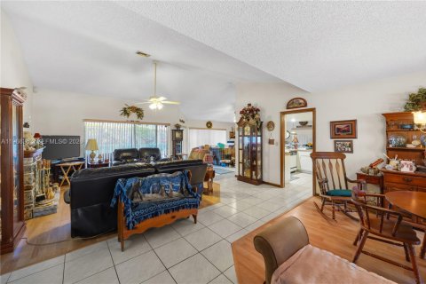 House in Boca Raton, Florida 4 bedrooms, 230.86 sq.m. № 2027985 - photo 5