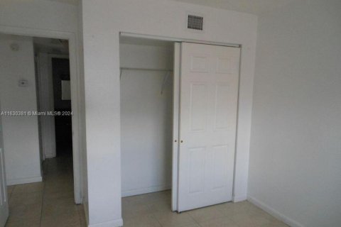 Condo in Lauderdale Lakes, Florida, 2 bedrooms  № 1468176 - photo 5