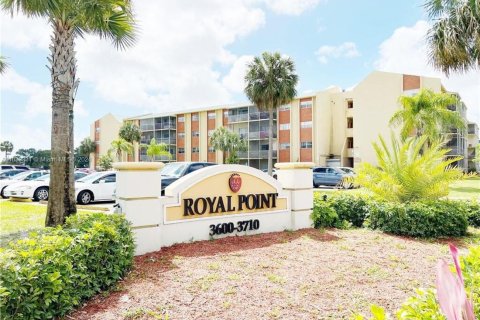 Condo in Lauderdale Lakes, Florida, 2 bedrooms  № 1468176 - photo 12