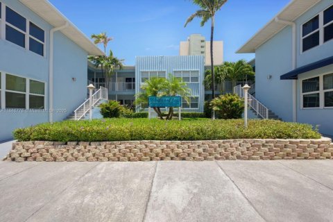 Condo in Hollywood, Florida, 1 bedroom  № 2037496 - photo 14