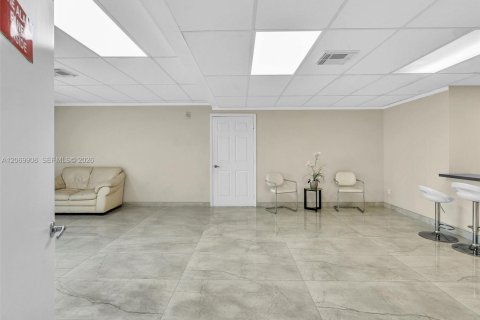 Copropriété à louer à North Miami Beach, Floride: 2 chambres, 96.8 m2 № 2295830 - photo 13