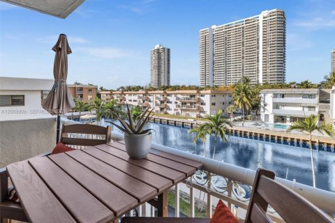 Copropriété à louer à North Miami Beach, Floride: 2 chambres, 96.8 m2 № 2295830 - photo 4