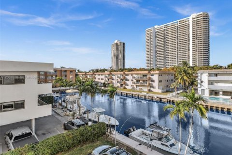 Copropriété à louer à North Miami Beach, Floride: 2 chambres, 96.8 m2 № 2295830 - photo 7