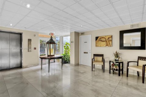 Copropriété à louer à North Miami Beach, Floride: 2 chambres, 96.8 m2 № 2295830 - photo 11