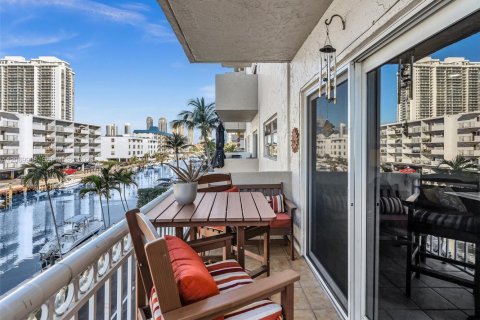 Copropriété à louer à North Miami Beach, Floride: 2 chambres, 96.8 m2 № 2295830 - photo 2