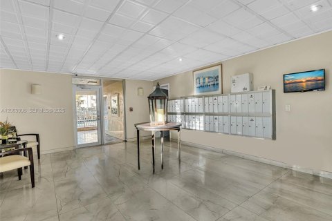 Copropriété à louer à North Miami Beach, Floride: 2 chambres, 96.8 m2 № 2295830 - photo 12