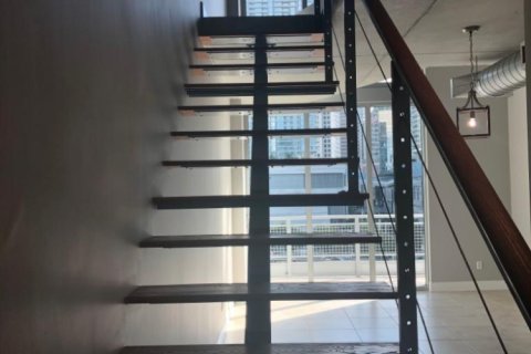 Condominio en alquiler en Miami, Florida, 1 dormitorio, 73.86 m2 № 1227636 - foto 1