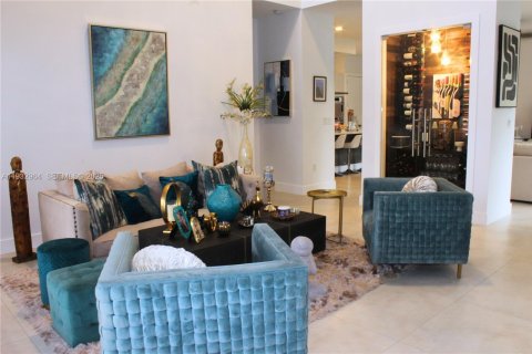 Купить виллу или дом в Дорал, Флорида 5 спален, 342.81м2, № 1991792 - фото 3