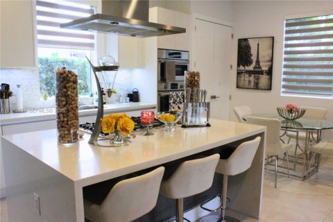 Купить виллу или дом в Дорал, Флорида 5 спален, 342.81м2, № 1991792 - фото 7