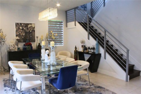 Купить виллу или дом в Дорал, Флорида 5 спален, 342.81м2, № 1991792 - фото 2