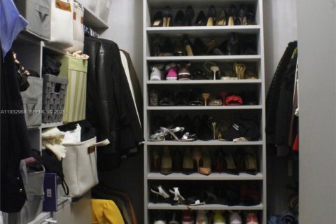 Купить виллу или дом в Дорал, Флорида 5 спален, 342.81м2, № 1991792 - фото 10