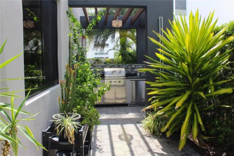 Купить виллу или дом в Дорал, Флорида 5 спален, 342.81м2, № 1991792 - фото 5