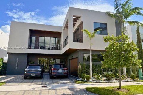 Купить виллу или дом в Дорал, Флорида 5 спален, 342.81м2, № 1991792 - фото 1