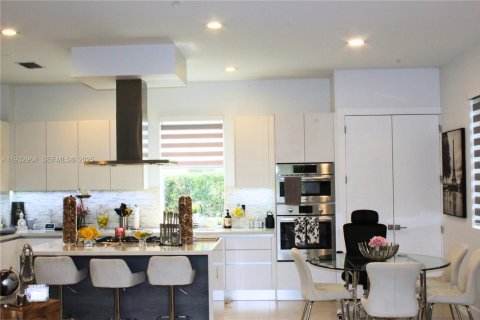 Купить виллу или дом в Дорал, Флорида 5 спален, 342.81м2, № 1991792 - фото 6