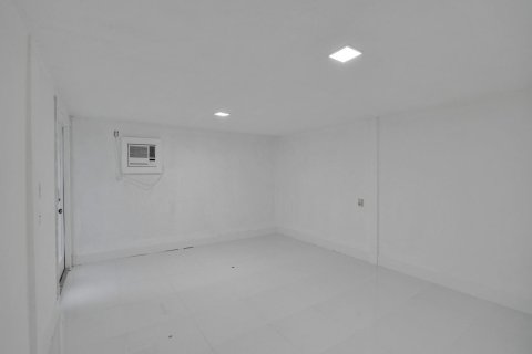 Casa en venta en Miami, Florida, 4 dormitorios, 338.35 m2 № 932648 - foto 1